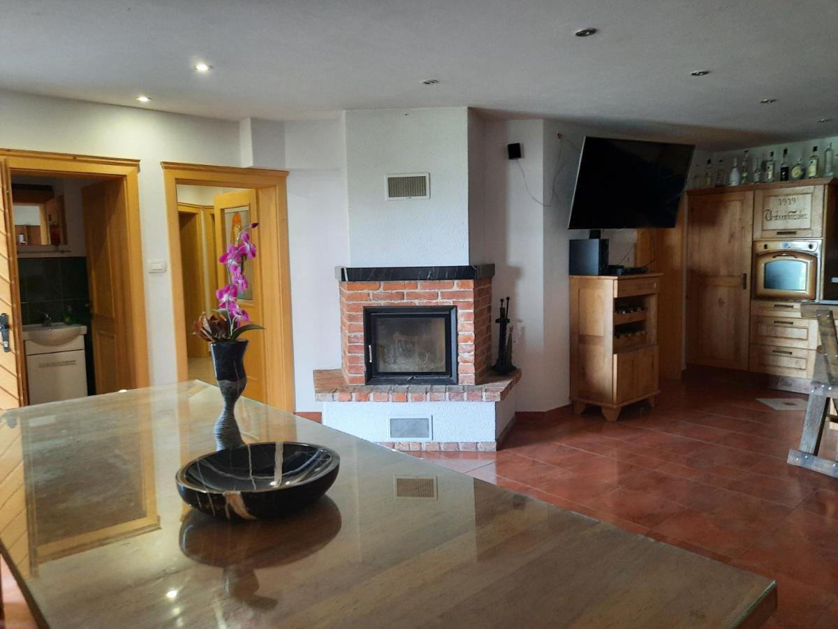 Country House Zemljanka Sentrupert  Экстерьер фото